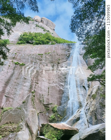 瀑布從巨石中流淌而出 113099965