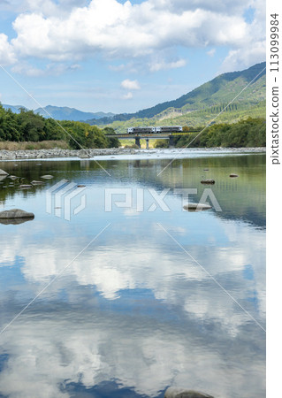 Nichinan Line Limited Express ``Umisachi Yamasachi'' crosses the iron bridge over the Hiroto River Nichinan Line Limited Express ``Umisachi Yamasachi'' crosses the iron bridge over the Hiroto River 113099984