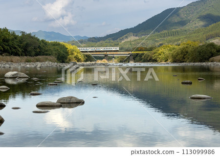 日南線上的兩節車廂列車「喜波40號」穿過廣戶川鐵橋 113099986