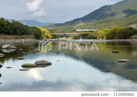 Kiha 40, a two-car train on the Nichinan Line, crossing the iron bridge over the Hiroto River Kiha 40, a two-car train on the Nichinan Line, crossing the iron bridge over the Hiroto River 113099988