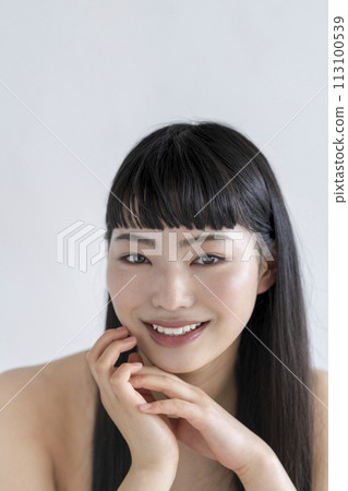 一位十幾歲的女人看著鏡頭微笑的美麗肖像 113100539