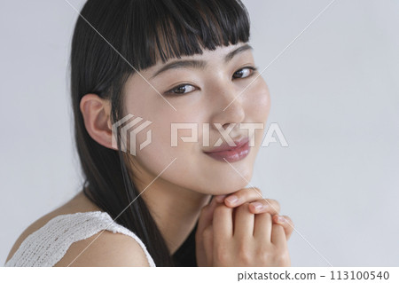 年輕女子看著相機美容圖像肖像 113100540