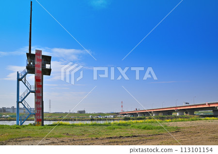 Water level gauge, Arakawa main stream, spring weather, scenery near Sasame Bridge 113101154