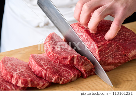 主廚正在切國產黑毛牛大腿肉（hinshin） 113101221