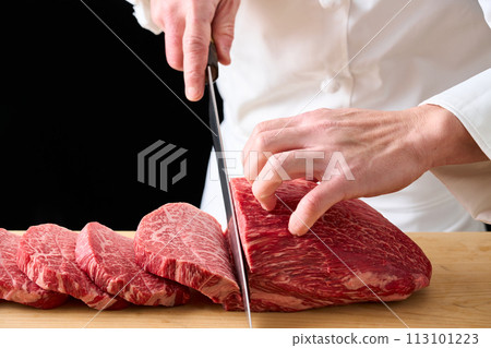 主廚正在切國產黑毛牛大腿肉（hinshin） 113101223