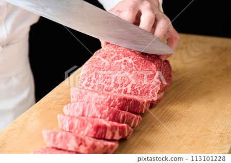 主廚正在切國產黑毛牛大腿肉(hinshin) 主廚正在切國產黑毛牛大腿肉(hinshin) 113101228