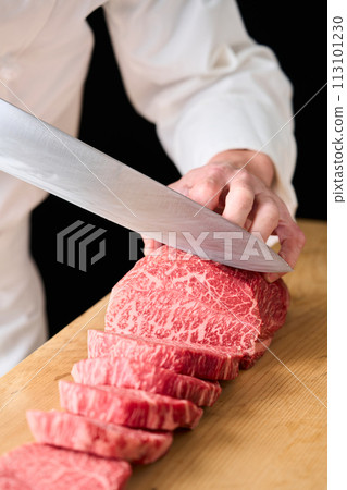 主廚正在切國產黑毛牛大腿肉（hinshin） 113101230