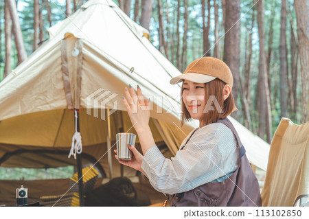 露營者在露營時遭遇大量昆蟲 露營者在露營時遭遇大量昆蟲 113102850