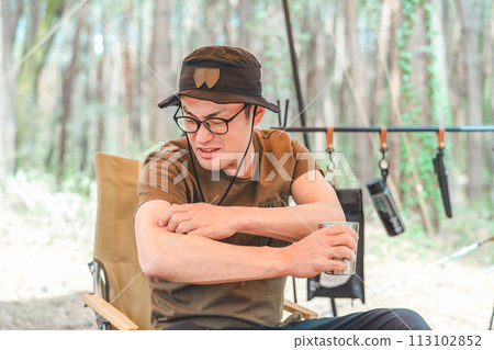 露營者在露營時遭遇大量昆蟲 露營者在露營時遭遇大量昆蟲 113102852