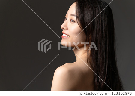 A woman who turns around A woman who turns around 113102876