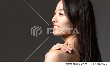 A woman who turns around 113102877