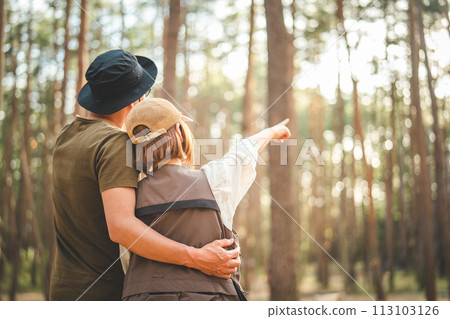 情侶露營者和來露營地玩耍的情侶露營者 113103126