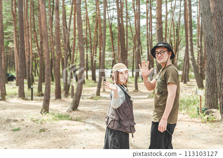 情侶露營者和來露營地玩耍的情侶露營者 113103127