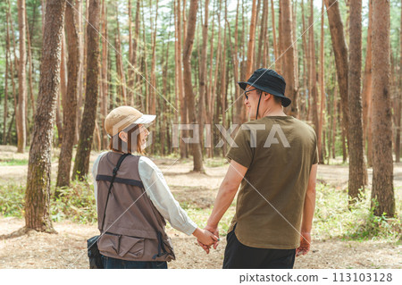 情侶露營者和來露營地玩耍的情侶露營者 113103128