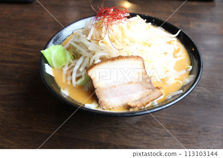 手工麵條配上厚片豬肉的味噌拉麵 蔬菜豐富的二郎式拉麵 113103144