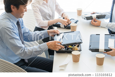 Catered lunches served at meetings, welfare benefits, catering, delivery, employee cafeteria, in-house cafe, meal outsourcing Catered lunches served at meetings, welfare benefits, catering, delivery, employee cafeteria, in-house cafe, meal outsourcing 113103812