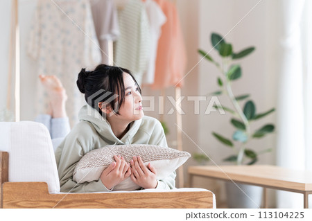 年輕女子在客廳放鬆 113104225