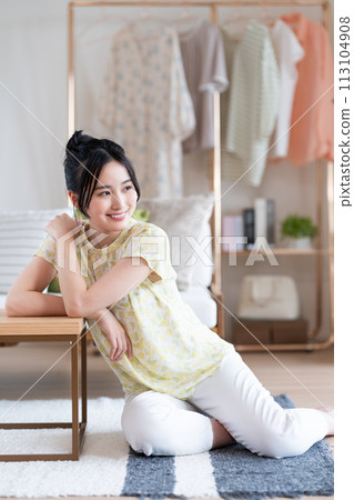 Young woman relaxing in the living room 113104908