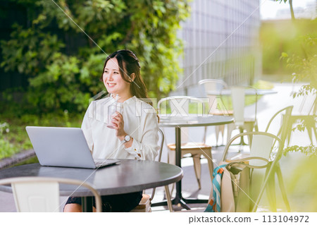 在咖啡館的露台座位上進行遊牧工作/遠距工作的女商人（遊牧工人） 113104972