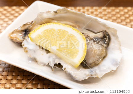 Delicious raw oysters from Akkeshi, Hokkaido 113104993