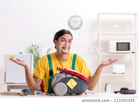 Man repairman repairing vacuum cleaner 113105395