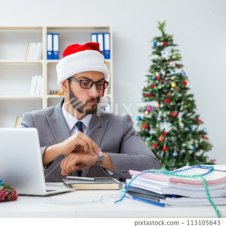 Young businessman celebrating christmas in the office 113105643