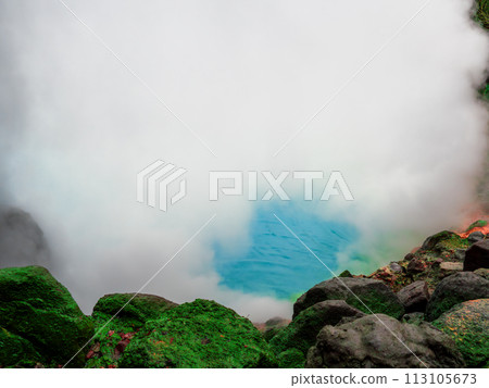 別府地獄之旅的一部分,由硫酸鐵形成的鈷藍色海地獄據說是由鶴見山爆炸形成的。 別府地獄之旅的一部分,由硫酸鐵形成的鈷藍色海地獄據說是由鶴見山爆炸形成的。 113105673