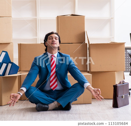 Young handsome businessman moving to new workplace 113105684
