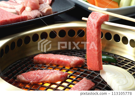 Grilling Yakiniku/Yakiniku image/Delicious looking Yakiniku 113105778
