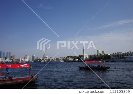 阿布拉船在杜拜河上行駛 阿布拉船在杜拜河上行駛 113105899