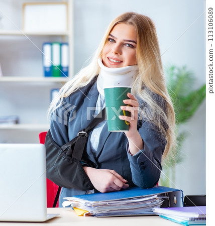 Injured female employee working in the office 113106089