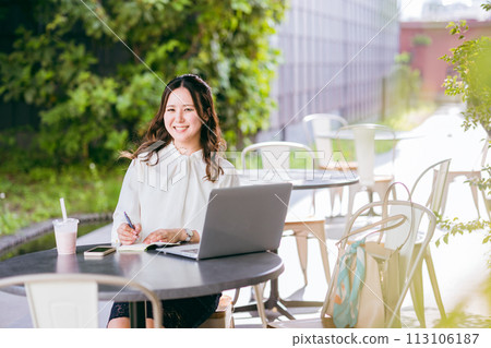 作家、大眾媒體、年輕女性、在記事簿上寫字的女商人、筆記本、咖啡館的日程表 113106187