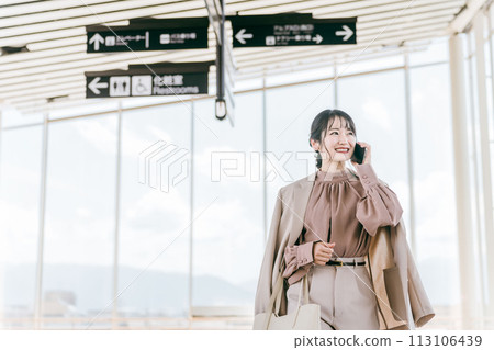 Young woman in station building, department store, airport, public transportation, Asian business woman traveling 113106439