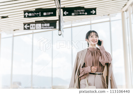 車站大樓、百貨公司、機場、公共交通工具上的年輕女性、亞洲女商人旅行 車站大樓、百貨公司、機場、公共交通工具上的年輕女性、亞洲女商人旅行 113106440