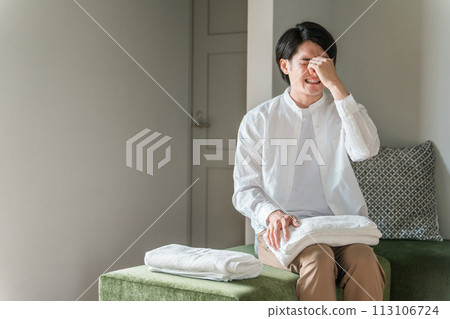 亞洲年輕男子厭倦了做家事（壓力、雙重收入、疲勞、家務分工） 113106724