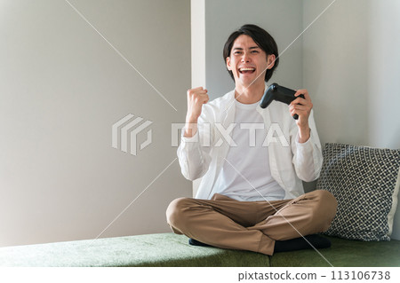 假期在家玩遊戲的男人（網路遊戲/玩家/電玩） 113106738