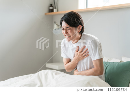 一名突發疾病的男子在床上患有胸痛(疼痛、癲癇發作、心肌梗塞、心臟病發作、心悸、心絞痛) 一名突發疾病的男子在床上患有胸痛(疼痛、癲癇發作、心肌梗塞、心臟病發作、心悸、心絞痛) 113106784