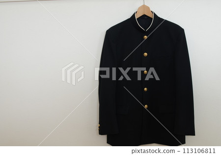 衣架上掛著校服。 衣架上掛著校服。 113106811