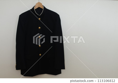 衣架上掛著校服。 衣架上掛著校服。 113106812