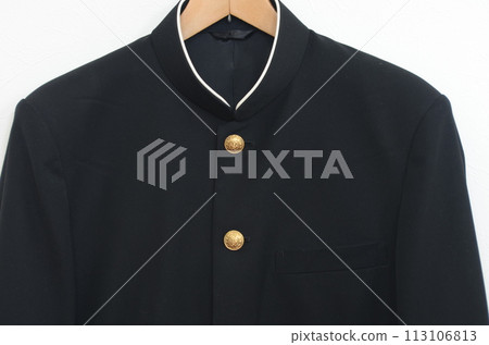衣架上掛著校服。 衣架上掛著校服。 113106813