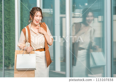 Young woman shopping, shopping, shopping sprees, wasting money Young woman shopping, shopping, shopping sprees, wasting money 113107838