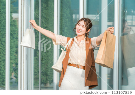 年輕女人購物,購物,瘋狂購物,浪費錢 年輕女人購物,購物,瘋狂購物,浪費錢 113107839