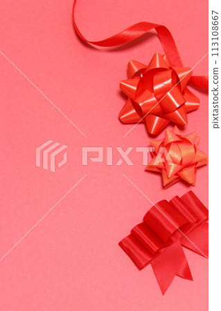 [背景資料]紅色絲帶/禮物（複製空間/紅色背景） 113108667