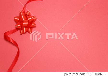 [背景資料]紅色絲帶/禮物（複製空間/紅色背景） 113108669