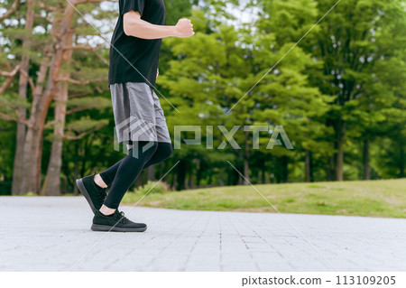 年輕人散步、慢跑、跑步、運動、有氧運動、公園訓練 113109205