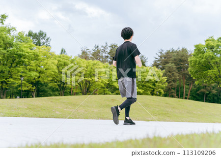 年輕人散步、慢跑、跑步、運動、有氧運動、公園訓練 年輕人散步、慢跑、跑步、運動、有氧運動、公園訓練 113109206