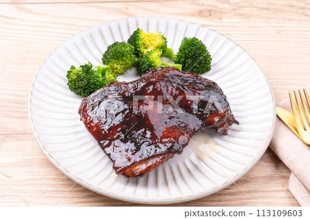Honey-simmered chicken thighs (chicken thigh char siu) 113109603