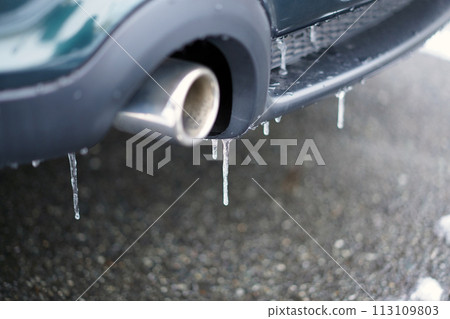 車上掛著冰柱 113109803