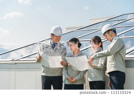 電力公司或電氣承包商穿著工作服的工程師站在太陽能發電/太陽能板（清潔能源）前 113110324