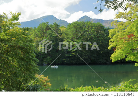 萬代朝日國立公園 五色沼湖沼自然探索路線 從毗沙門沼眺望萬代山 113110645